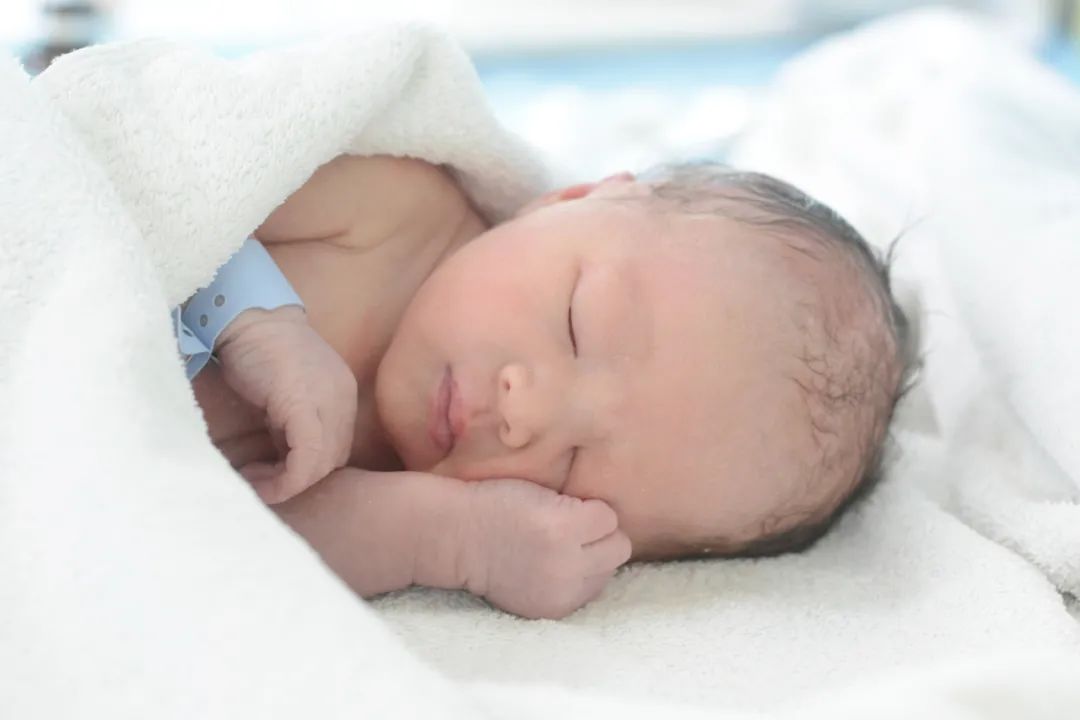 宝宝出生后的第一口奶，孕妈或新晋妈妈一定要重视！